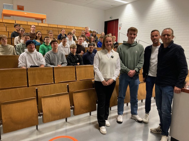 Landtagsabgeordnete Marilena Geugjes besucht als ehemalige Schülerin und als Politikerin die DBS